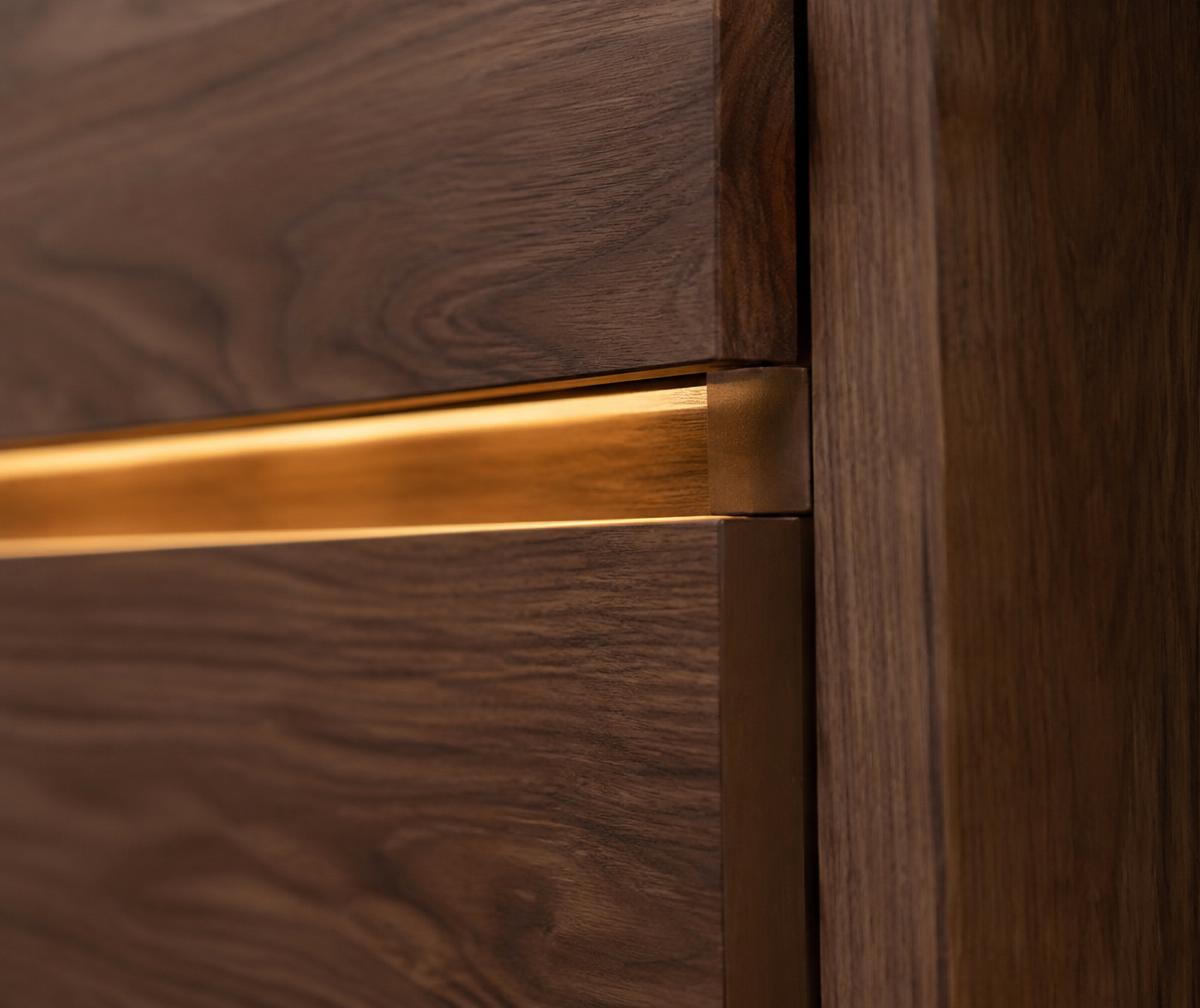 Detalhe de marcenaria em madeira com iluminação embutida (imagem ilustrativa)
